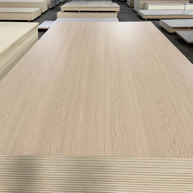 Pannello truciolare con venature del legno grigio scuro opaco